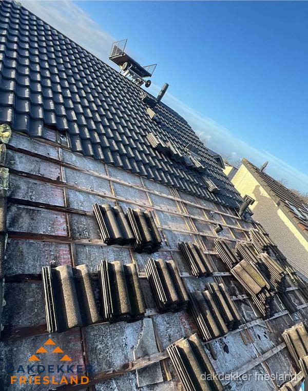Schuin dak renovatie met nieuwe dakpannen in Friesland