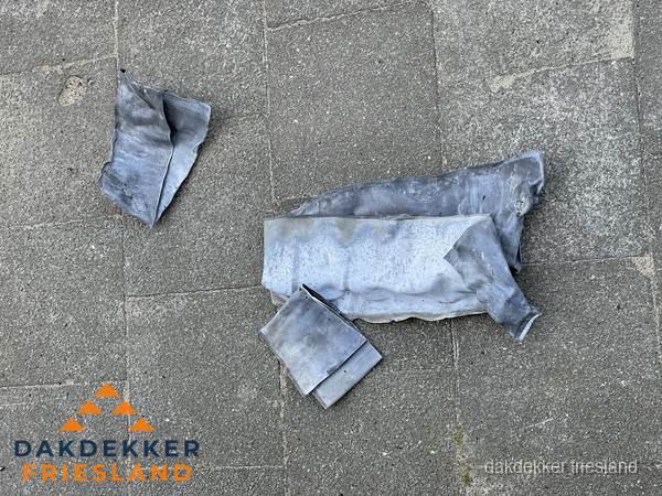 Oude verwijderde loodslabben na vervanging in Friesland Oude verwijderde loodslabben na vervanging in Friesland