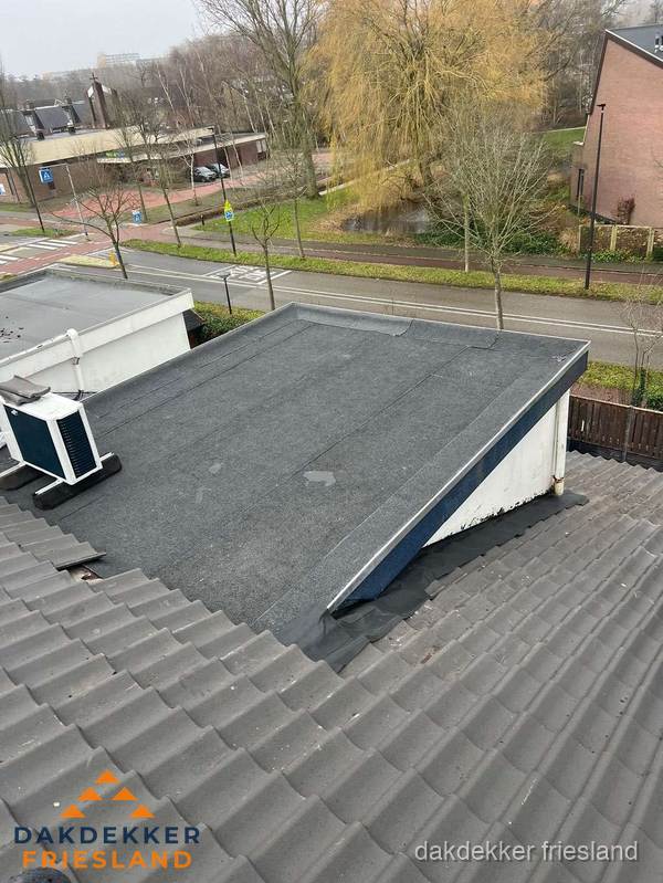 Plat dak met bitumen isolatie en dakbedekking in Friesland