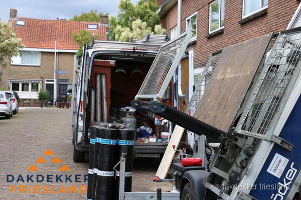 Dakdekkersbusje met materiaal en ladderlift voor dakpannen vervangen in Friesland Dakdekkersbusje met materiaal en ladderlift voor dakpannen vervangen in Friesland