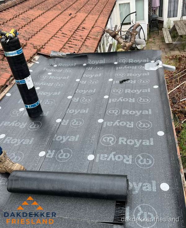 Bitumen dakbedekking leggen op plat dak aanbouw in Friesland