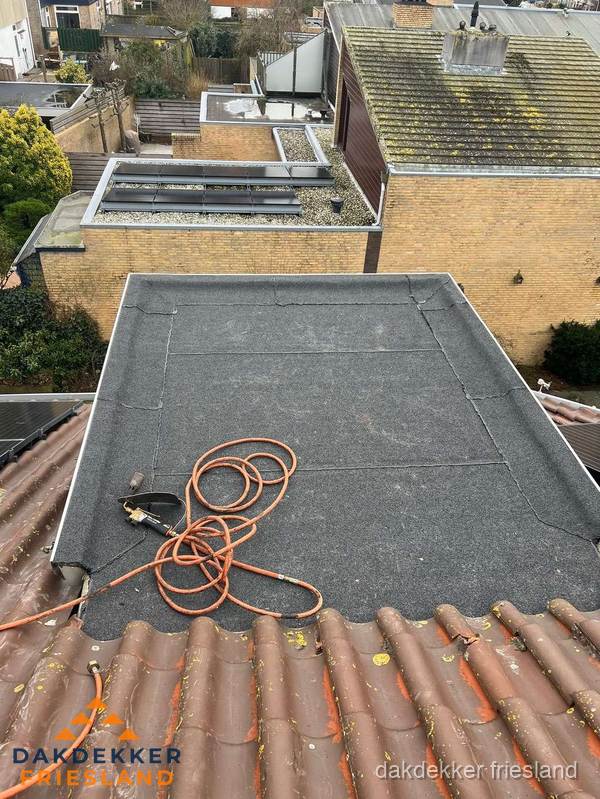 Reparatie aansluiting plat dak en schuin dak in Friesland