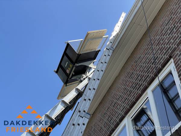 Dakgoot vervangen met dakdekkerslift in Friesland Dakgoot vervangen met dakdekkerslift in Friesland