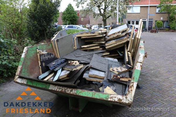 Puincontainer met oud dakmateriaal na dakrenovatie in Friesland