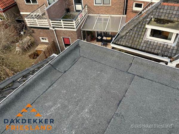 Overzicht plat dak met dakgoot in woonwijk Friesland