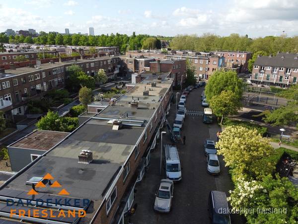 Luchtfoto dakinspectie woonwijk in Friesland