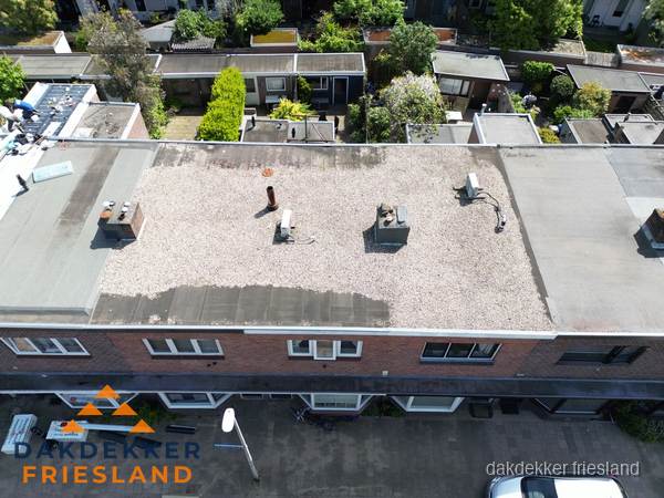 Plat dak met grindballast en dakdoorvoeren in Friesland