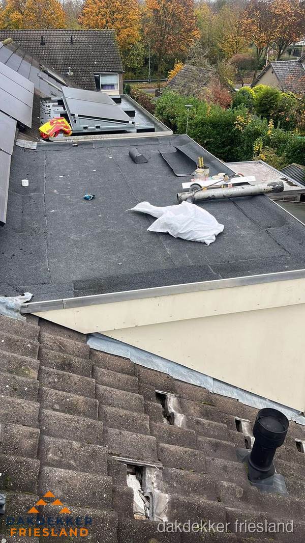 Beschadigde dakbedekking op plat dak voor reparatie in Friesland
