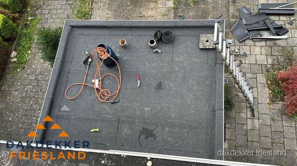 Plat dak met nieuwe bitumen bedekking in Friesland Plat dak met nieuwe bitumen bedekking in Friesland