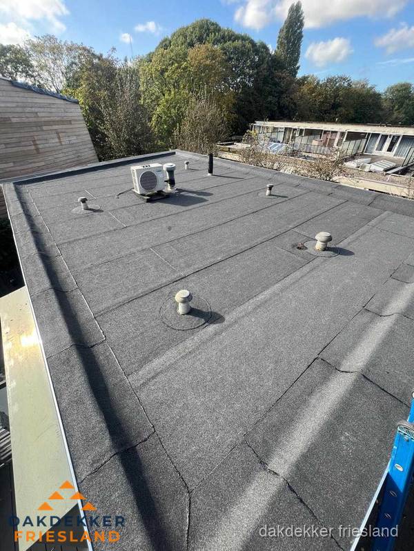 Kosten dakdekker: afgewerkt plat bedrijfsdak met bitumen in Friesland Kosten dakdekker: afgewerkt plat bedrijfsdak met bitumen in Friesland