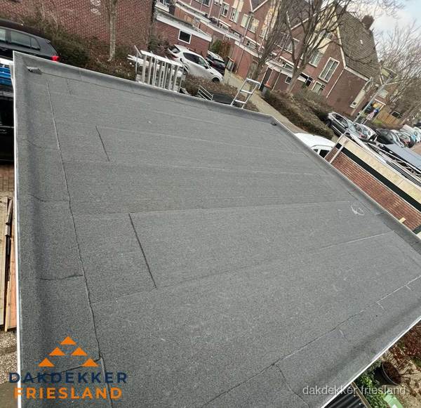 Nieuwe bitumen dakbedekking op plat dak van garage in Friesland
