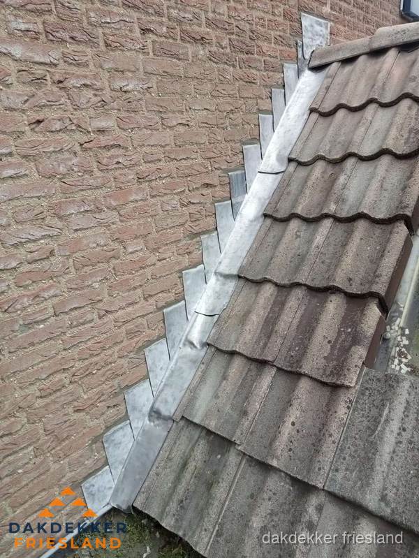 Loodslabben langs dakaansluiting bij bakstenen muur in Friesland Loodslabben langs dakaansluiting bij bakstenen muur in Friesland