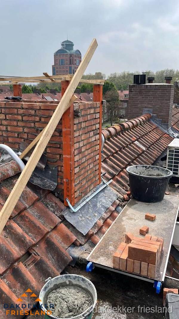 Schoorsteen renovatie met metselwerk op schuin dak in Friesland Schoorsteen renovatie met metselwerk op schuin dak in Friesland
