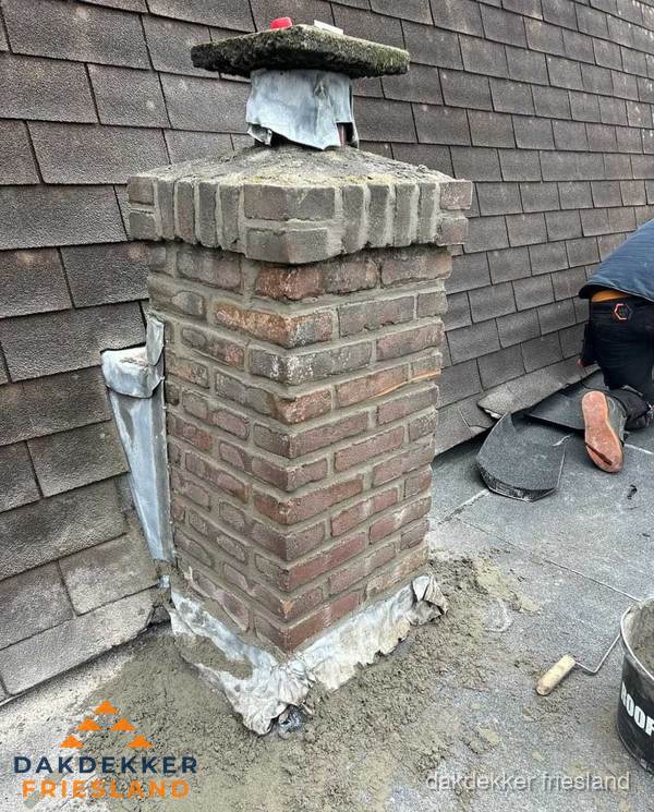 Schoorsteen reparatie met lood en voegwerk op leien dak in Friesland Schoorsteen reparatie met lood en voegwerk op leien dak in Friesland