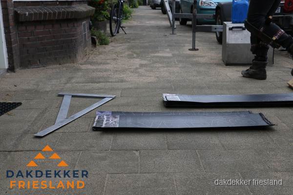 Dakbedekkingsmateriaal en zinkwerk klaargelegd voor reparatie in Friesland Dakbedekkingsmateriaal en zinkwerk klaargelegd voor reparatie in Friesland