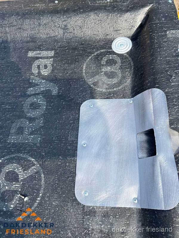 Dakgoot aansluiting op bitumen dak in Friesland Dakgoot aansluiting op bitumen dak in Friesland