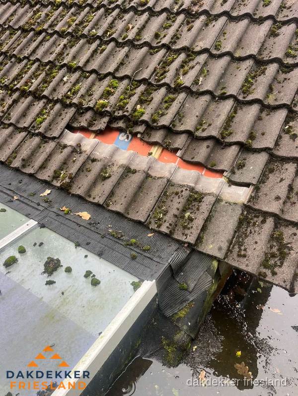 Beschadigd pannendak met ontbrekende dakpannen voor reparatie in Friesland
