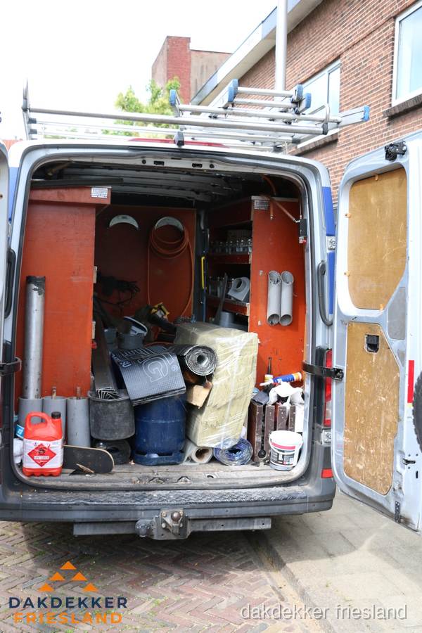 Bedrijfsbus van dakdekker met gereedschap en materialen in Friesland