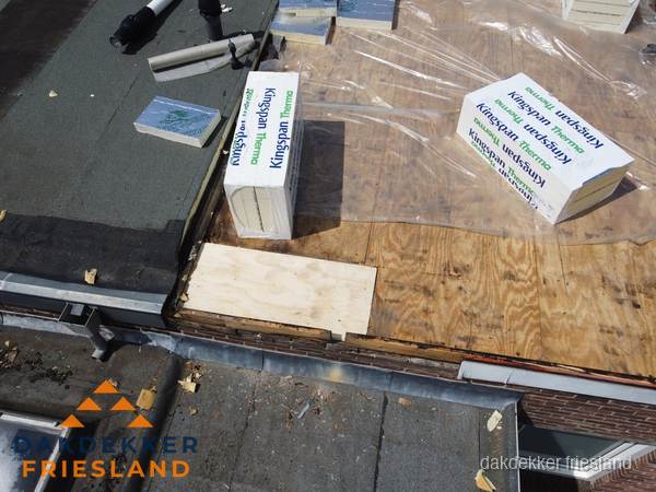Plat dak isolatie met Kingspan isolatieplaten tijdens renovatie in Friesland Plat dak isolatie met Kingspan isolatieplaten tijdens renovatie in Friesland