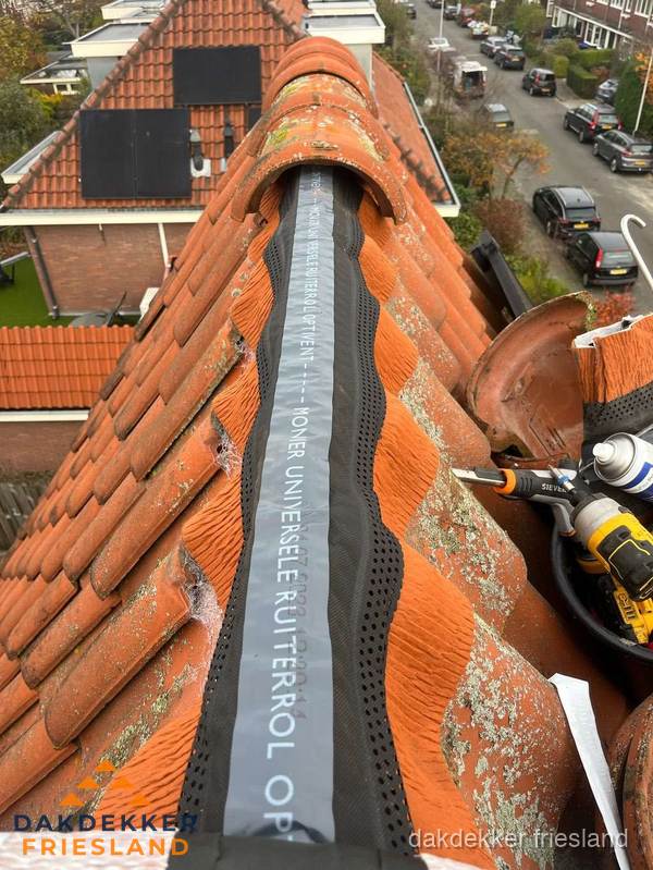Dakdekker vervangt nokvorst met ruiterrol op pannendak in Friesland