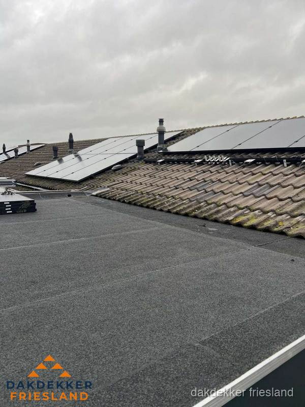 Bitumen dakbedekking op plat dak met aansluitend pannendak en zonnepanelen in Friesland