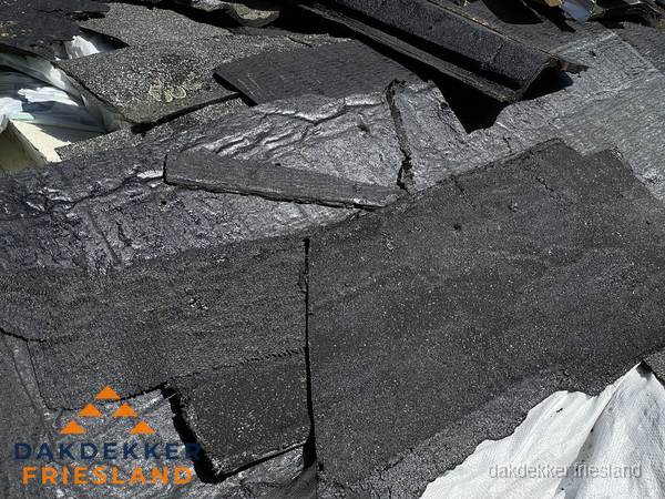Verwijderd oud bitumen dakleer klaar voor vervanging in Friesland Verwijderd oud bitumen dakleer klaar voor vervanging in Friesland