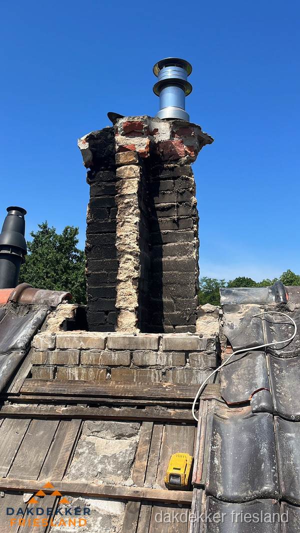 Beschadigde schoorsteen met nieuwe rookgasafvoer op oud dak in Friesland Beschadigde schoorsteen met nieuwe rookgasafvoer op oud dak in Friesland
