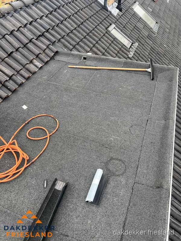 Plat dak reparatie met gereedschap en loodstroken in Friesland Plat dak reparatie met gereedschap en loodstroken in Friesland