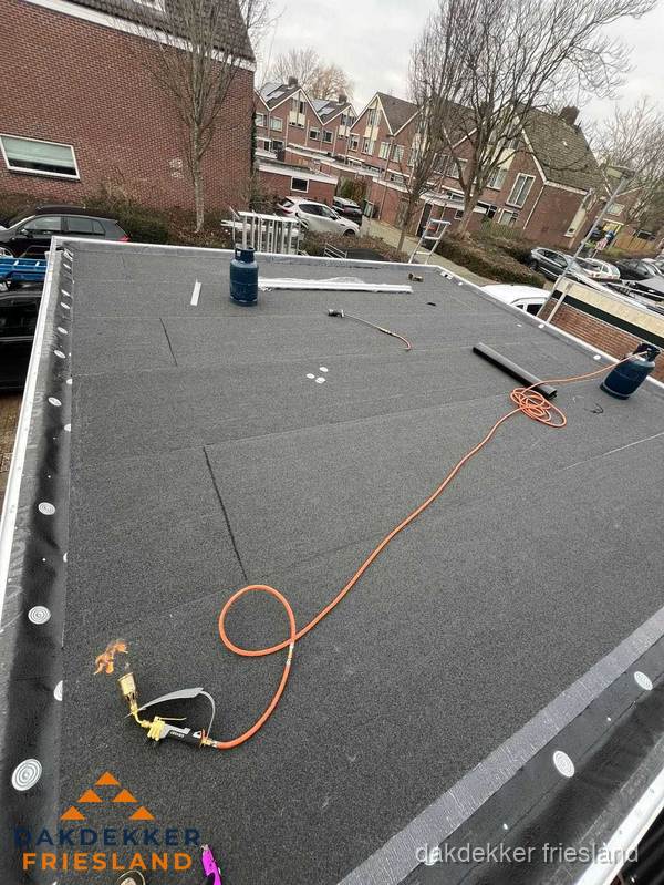 Afgewerkte dakrenovatie met bitumen op plat dak in Friesland Afgewerkte dakrenovatie met bitumen op plat dak in Friesland