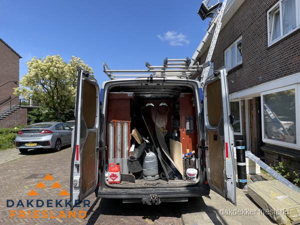 Spoed dakdekker bus met gereedschap en ladder bij woning in Friesland Spoed dakdekker bus met gereedschap en ladder bij woning in Friesland