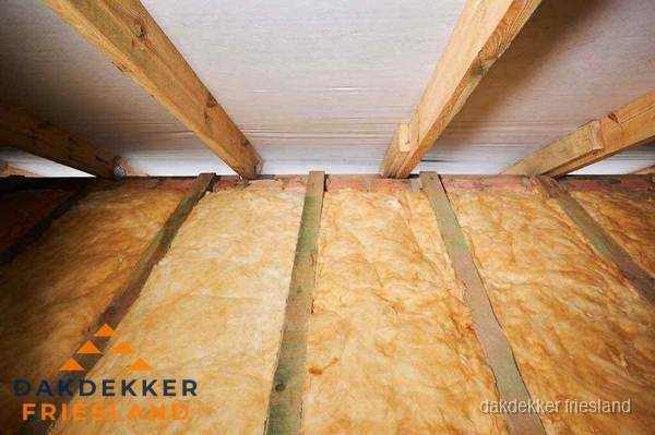 Dakisolatie met glaswol tussen dakspanten in Friesland Dakisolatie met glaswol tussen dakspanten in Friesland