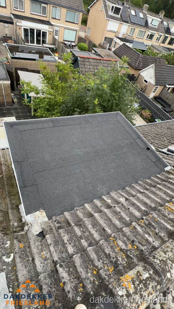 Plat dak aanbouw met bitumen dakbedekking in woonwijk Friesland Plat dak aanbouw met bitumen dakbedekking in woonwijk Friesland