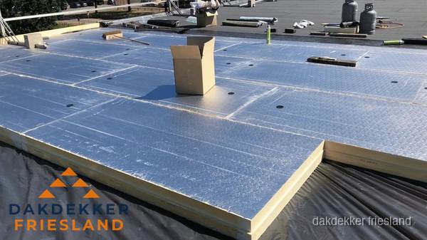 PIR isolatieplaten worden gelegd op plat dak voor dakisolatie in Friesland PIR isolatieplaten worden gelegd op plat dak voor dakisolatie in Friesland
