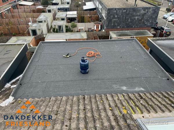 Plat dak met nieuwe bitumen dakbedekking en brandgereedschap in Friesland Plat dak met nieuwe bitumen dakbedekking en brandgereedschap in Friesland