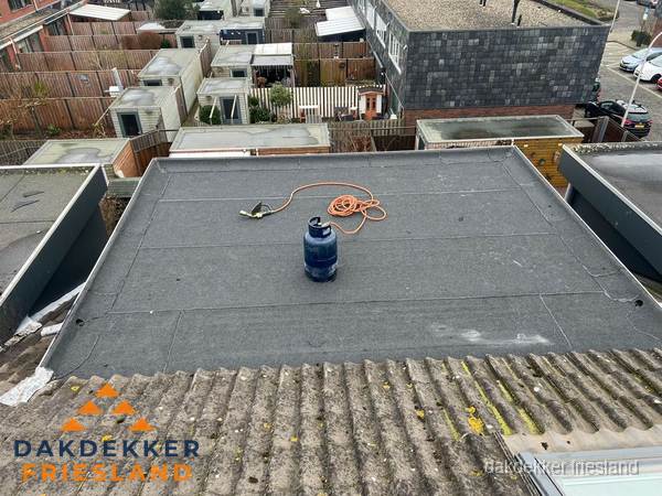 Plat dak met bitumen dakbedekking en brander in Friesland