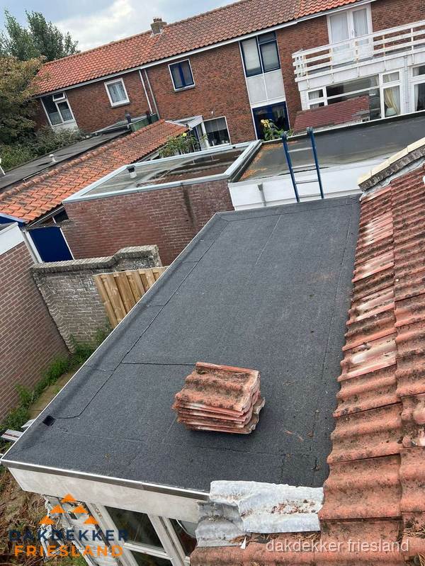 Aanbouw plat dak met reservepannen voor dakpannen vervangen in Friesland Aanbouw plat dak met reservepannen voor dakpannen vervangen in Friesland