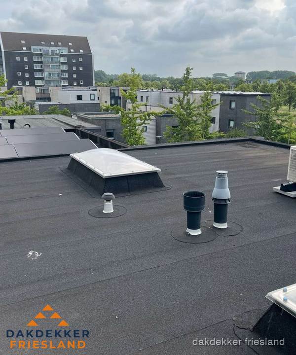 Groot plat dak met lichtkoepel en dakdoorvoeren in Friesland Groot plat dak met lichtkoepel en dakdoorvoeren in Friesland