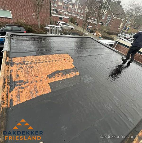 Dakdekker brengt EPDM dakbedekking aan op plat dak in Friesland