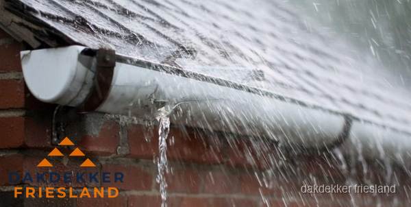 Lekkende dakgoot tijdens regenval in Friesland Lekkende dakgoot tijdens regenval in Friesland