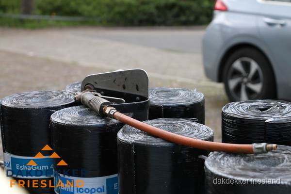 Rollen bitumen dakbedekking EshaGum klaar voor installatie in Friesland Rollen bitumen dakbedekking EshaGum klaar voor installatie in Friesland
