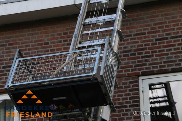 Ladderlift met dakpannen voor dakpan reparatie in Friesland Ladderlift met dakpannen voor dakpan reparatie in Friesland