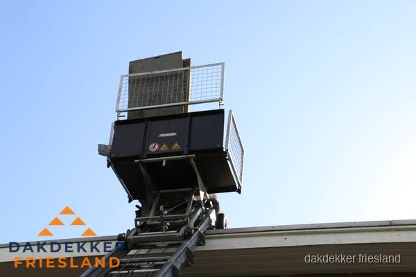 Dakdekkerslift voor materiaal transport bij dakwerkzaamheden in Friesland