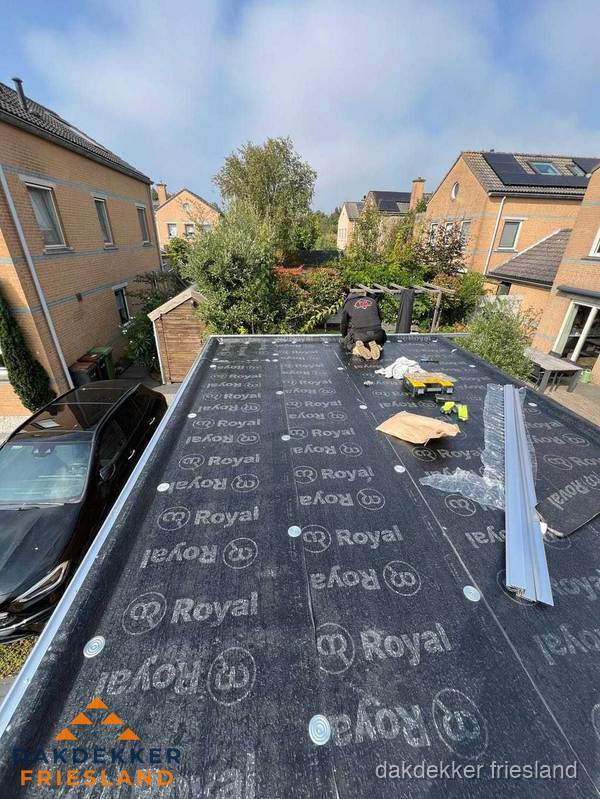 Nieuwe Royal bitumen dakbedekking op plat dak van aanbouw in Friesland