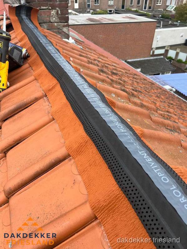 Nokventilatie installeren op hellend pannendak in Friesland Nokventilatie installeren op hellend pannendak in Friesland