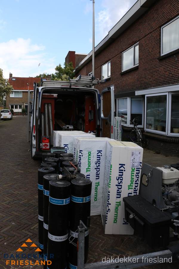 Levering van Kingspan isolatieplaten en bitumenrollen voor dakproject in Friesland
