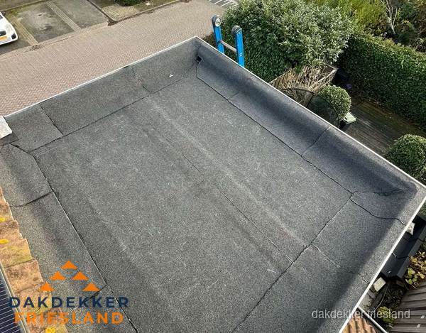 Gerenoveerd plat dak met nieuwe bitumen dakbedekking in Friesland Gerenoveerd plat dak met nieuwe bitumen dakbedekking in Friesland