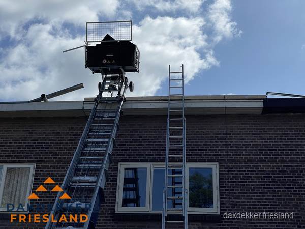 Ladderlift en ladder bij woning voor dakinspectie in Friesland
