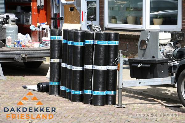 Rollen bitumen dakbedekking klaar voor daklekkage reparatie in Friesland