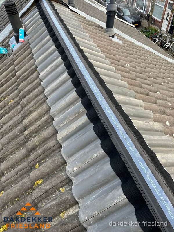 Nokvorst met Monier ventilatie op schuin pannendak in Friesland