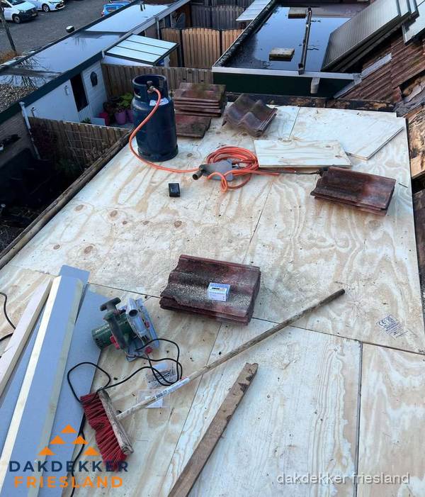 Dakreparatie werkzaamheden op plat dak met gereedschap in Friesland Dakreparatie werkzaamheden op plat dak met gereedschap in Friesland